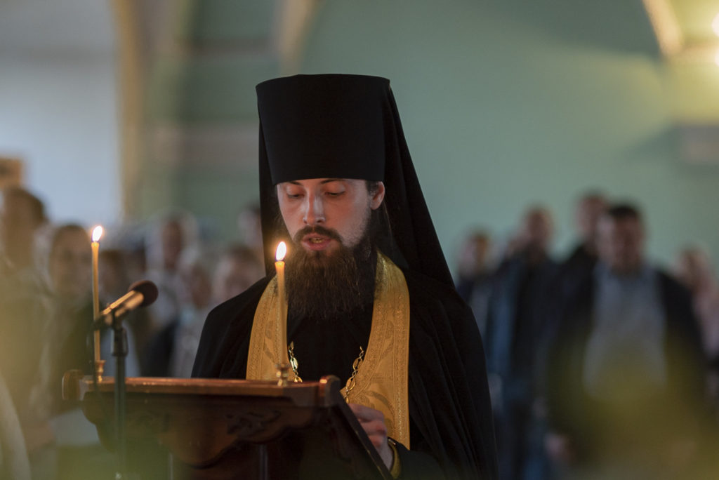 Всенародное пение акафиста святителю Петру в канун престольного праздника