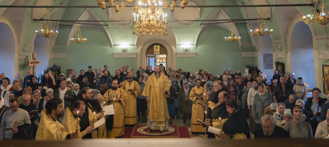 Всенародное пение акафиста святителю Петру в канун престольного праздника