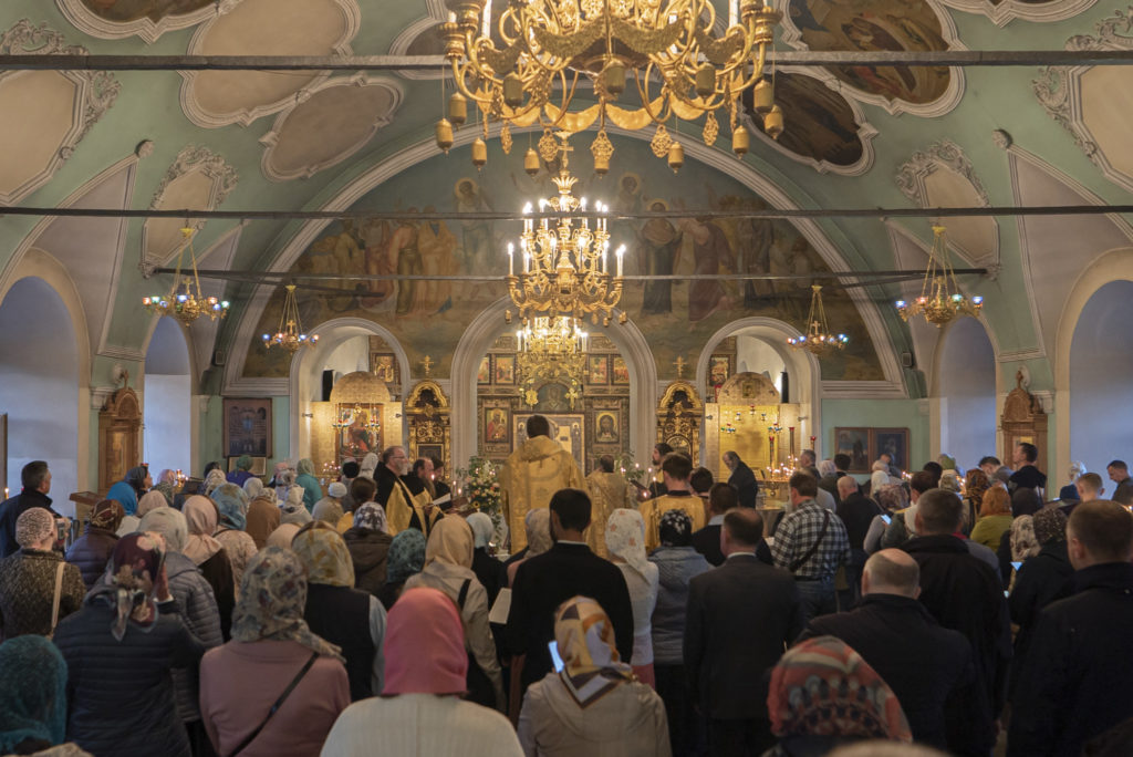 Всенародное пение акафиста святителю Петру в канун престольного праздника