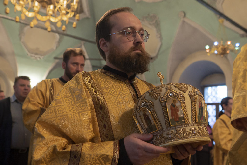 Всенародное пение акафиста святителю Петру в канун престольного праздника