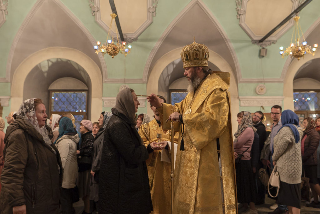 Всенародное пение акафиста святителю Петру в канун престольного праздника